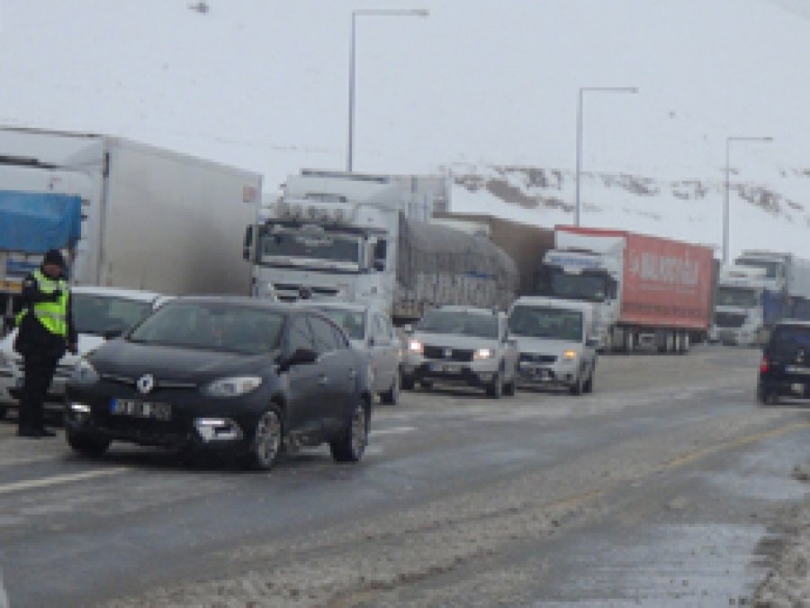 Kar yağışı yüzlerce TIR mahsur bıraktı