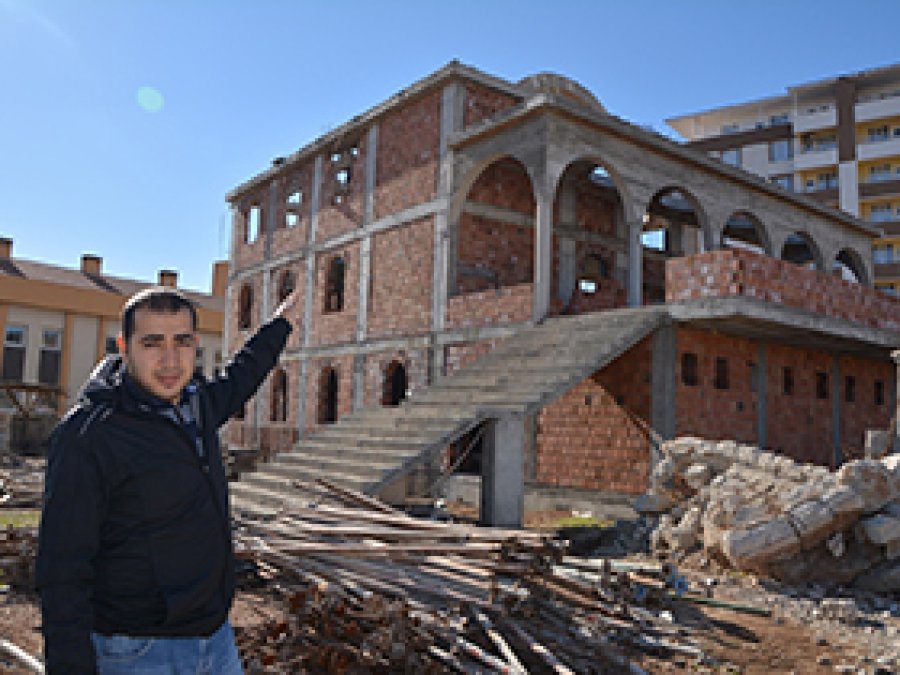 Kozluk'ta yarım kalan cami yardım bekliyor