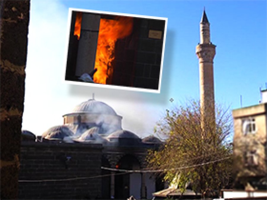 'Cami ile insanlık da yanmıştır'