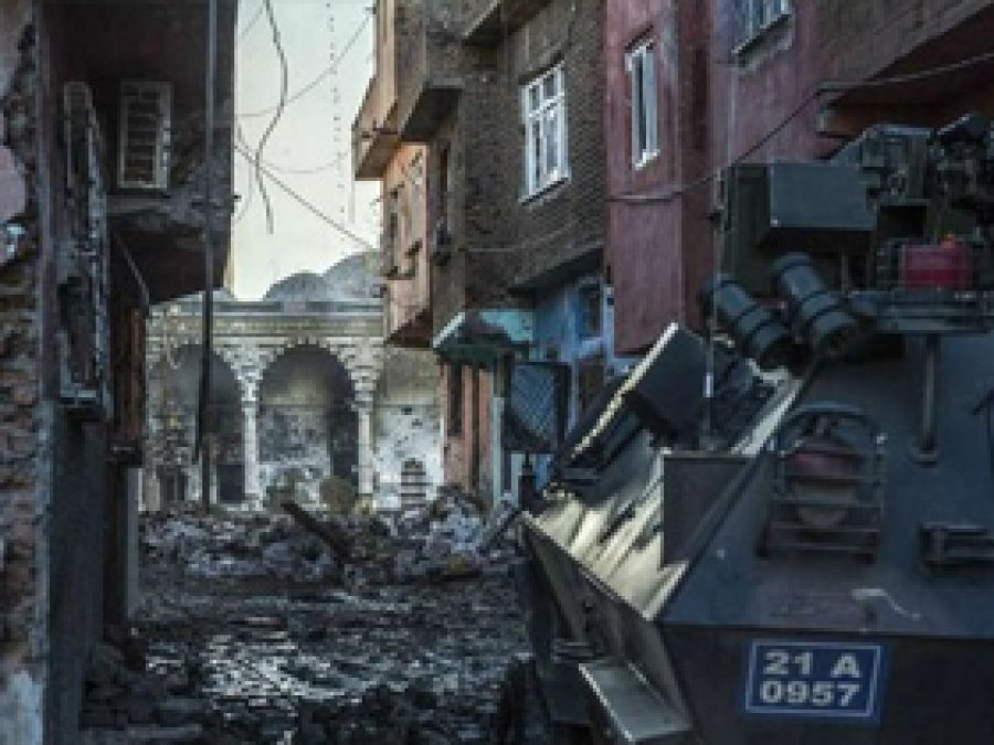 Sur'da Polise roketatarlı saldırı: 4 yaralı