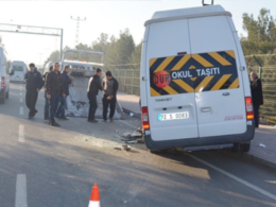 Öğrenci servisi kamyonla çarpıştı: 11 yaralı
