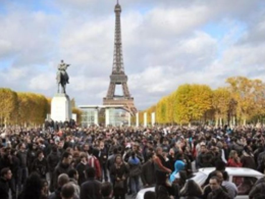 Paris saldırıları Fransızları aşırı sağa kaydırdı