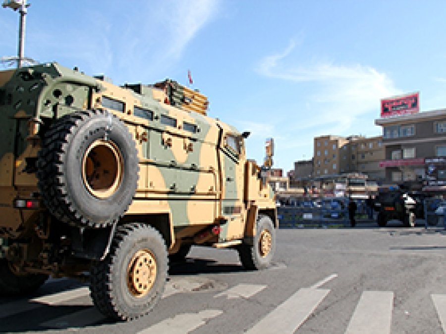 Yasağın kalktığı Sur'a asker girdi