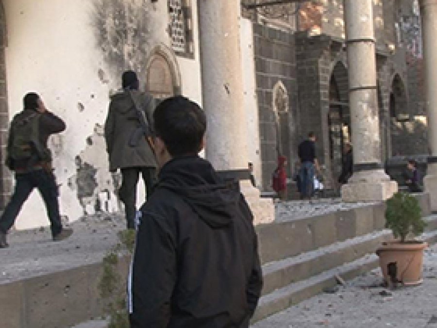 Halkın terk ettiği ilçe silahlı PKK'lilere kaldı