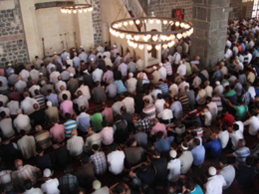 Cuma hutbesinde Camii'nin yakılmasına tepki