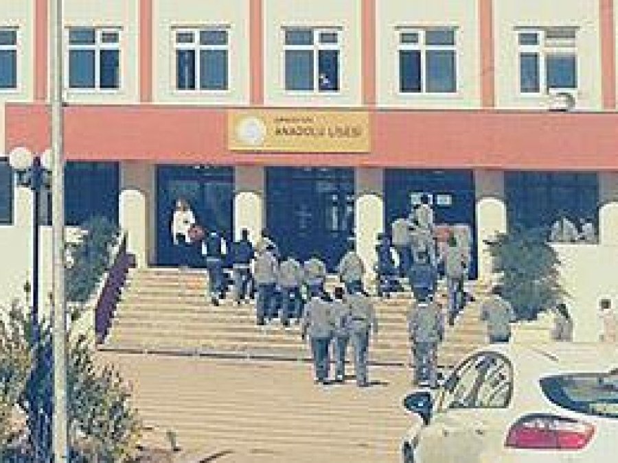 Okulu basan PKK'liler öğrencileri tehdit etti