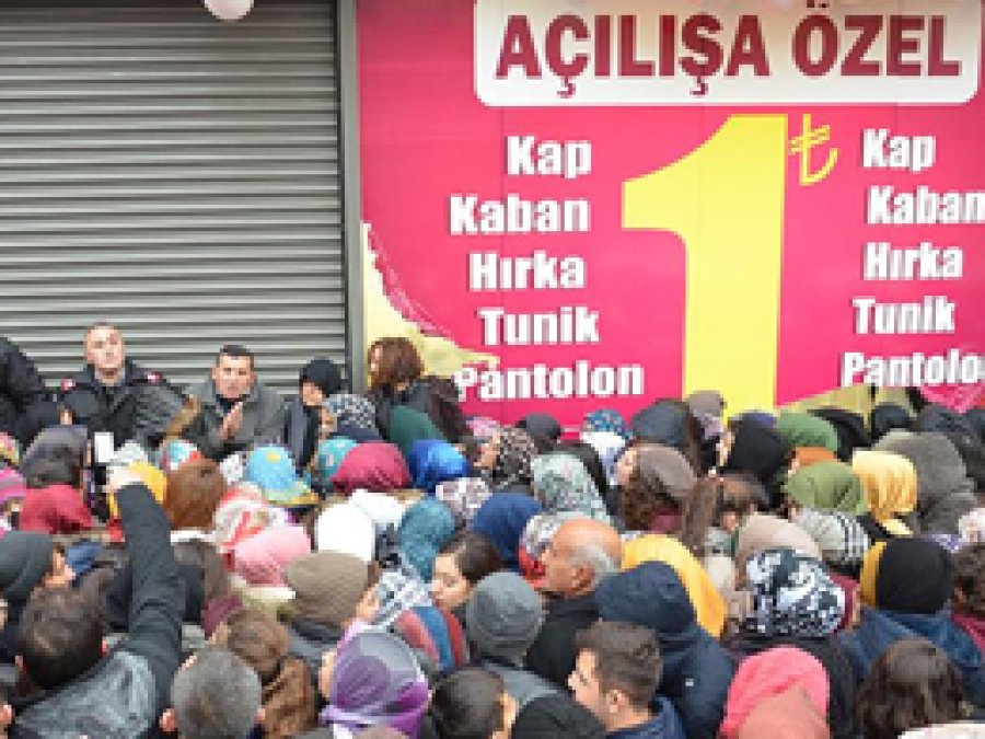 1 liralık kıyafet izdihamı açılışı erteletti