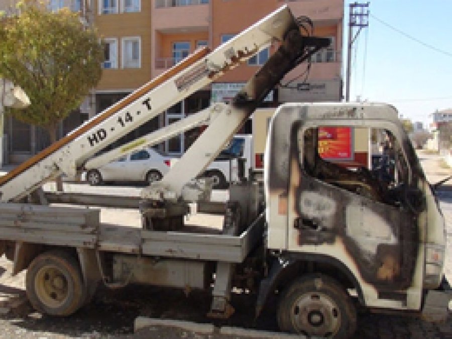 Ceylanpınar'da DEDAŞ araçları kundaklandı