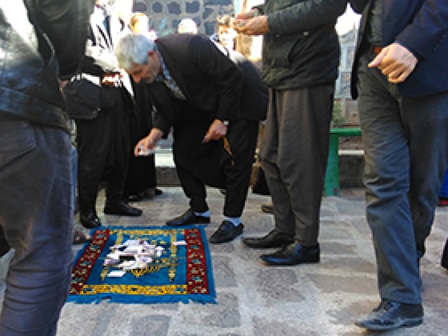 Yakılan camiler için yardım toplandı