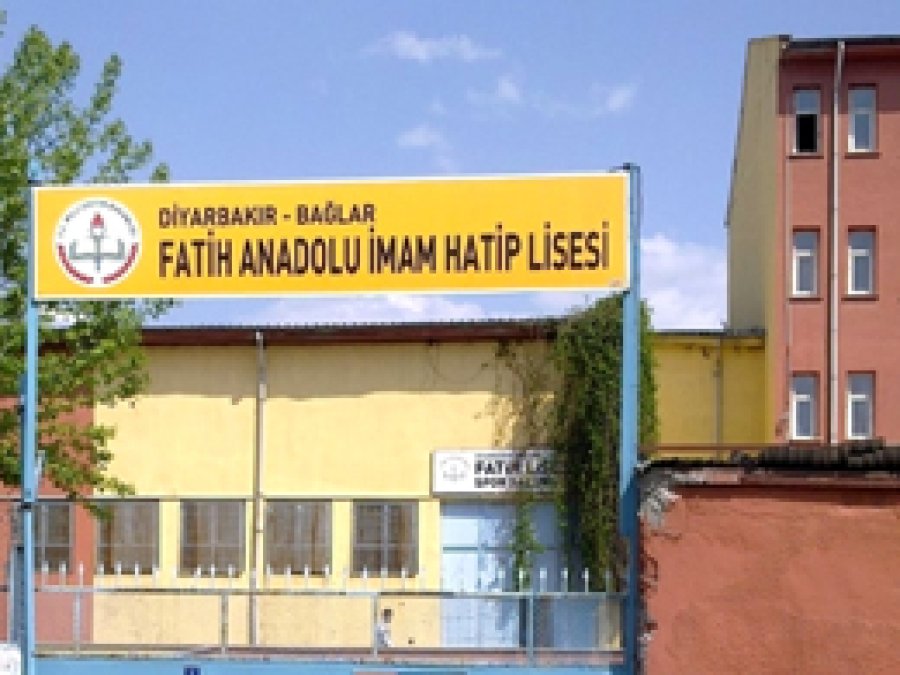 Okulu yakmak isteyen PKK'lilere halk engel oldu