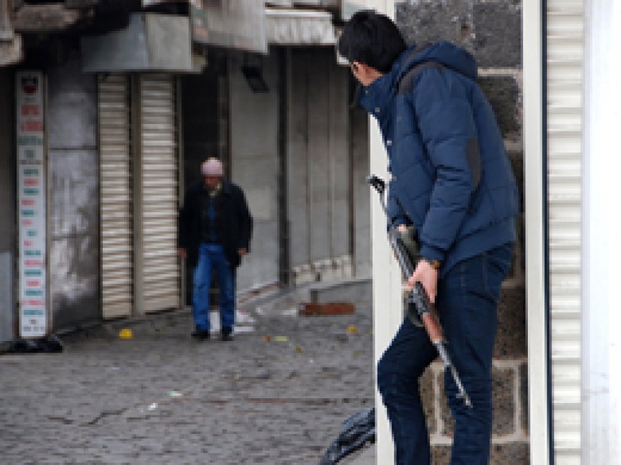 Sur'da 3 polis, 2 asker yaralandı