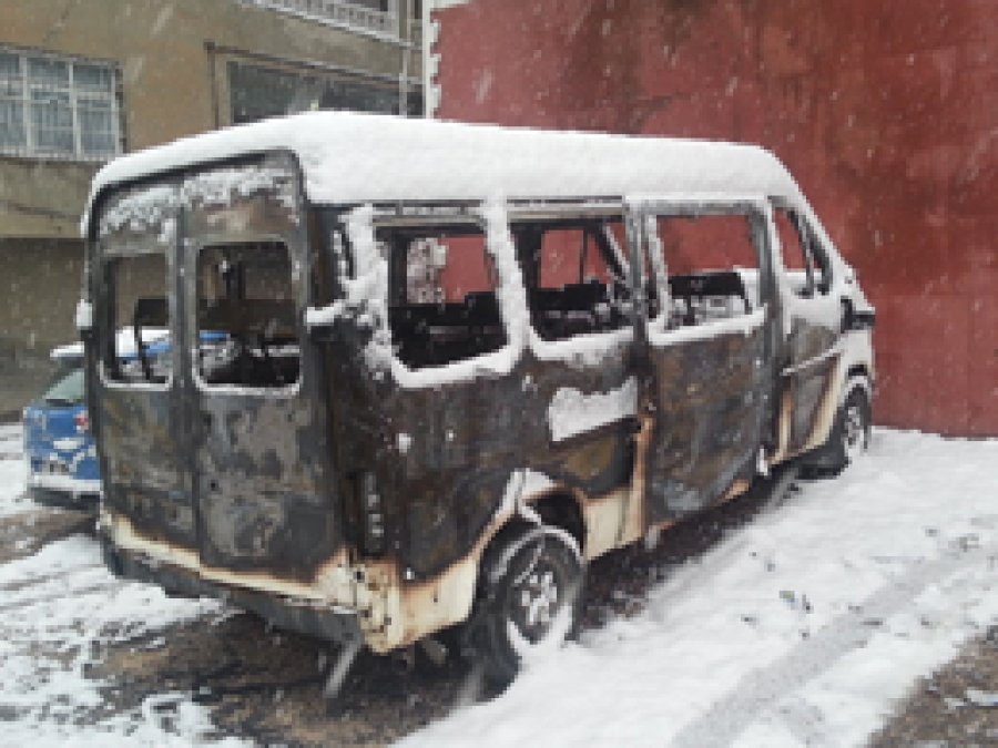 Ergani'de minibüs kundaklandı