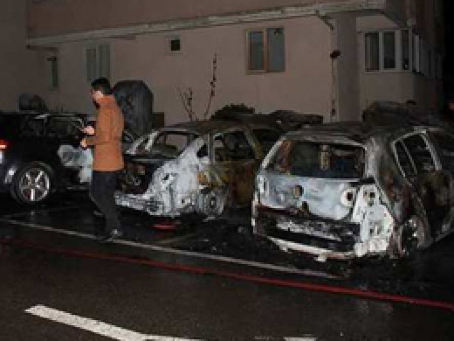 İstanbul Üsküdar'da 9 araç kundaklandı