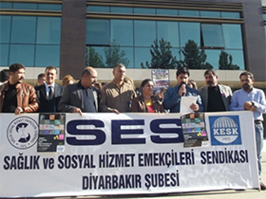 Diyarbakır'da sağlık personelleri iş bıraktı