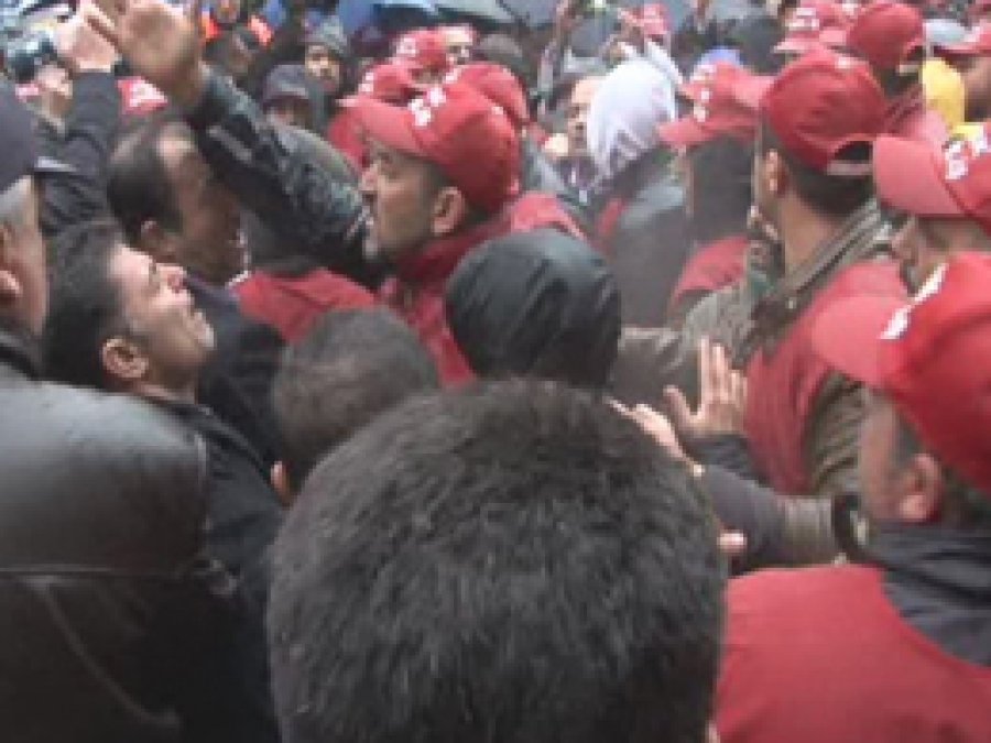 İşten çıkarılan işçiler ile polis arasında arbede