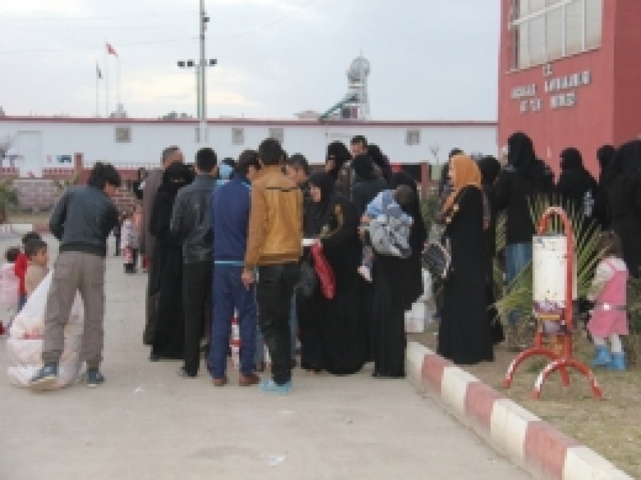 Irak'lıTürkmenler spor salonunda bekletiliyor