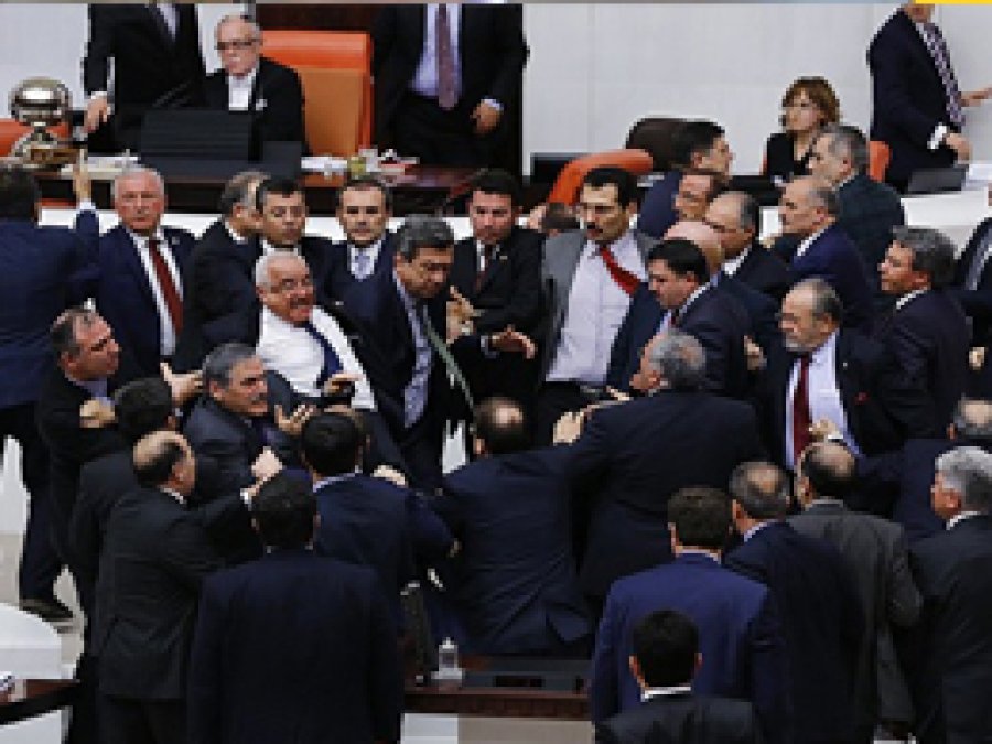 Meclis'teki tartışmalar kavgaya dönüştü
