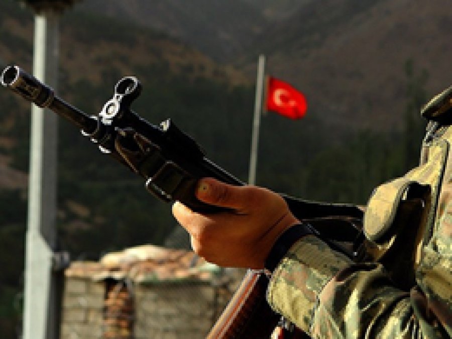Cinnet getiren asker 3 arkadaşını öldürdü