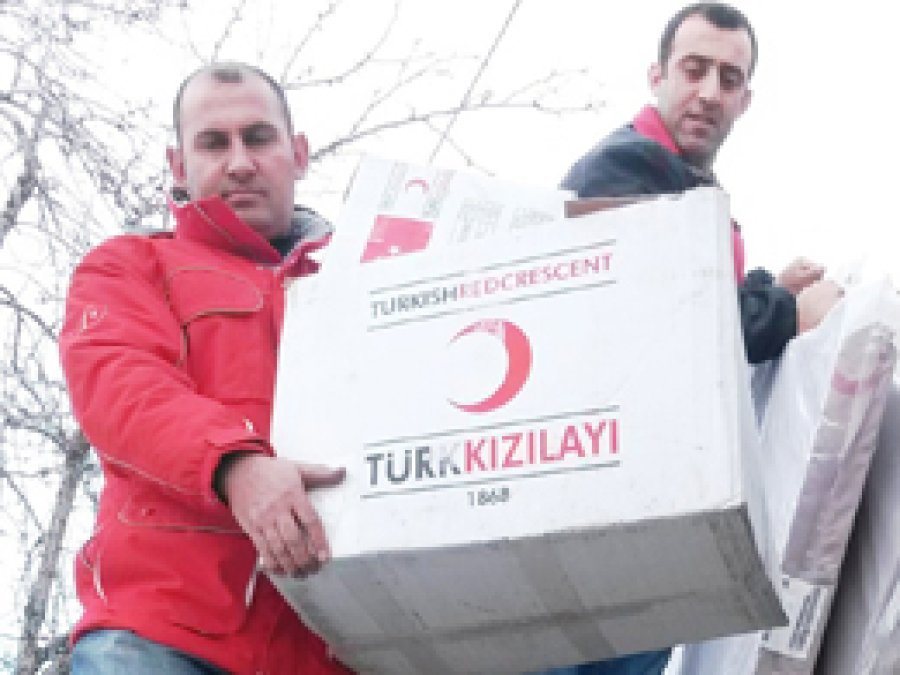 Evi yanan 7 nüfuslu aileye Kızılay sahip çıktı