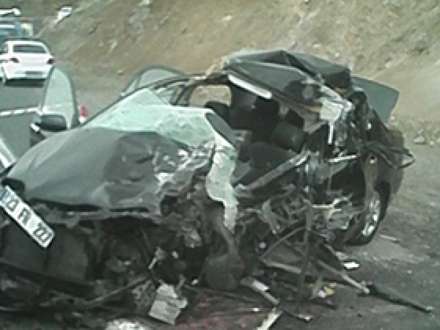 TIR otomobil ile çarpıştı: 1 ölü, 2 yaralı