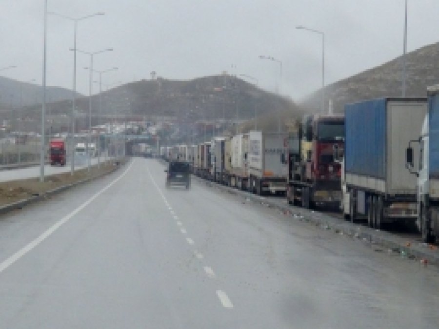Gürbulak'ta yine TIR kuyruğu oluştu