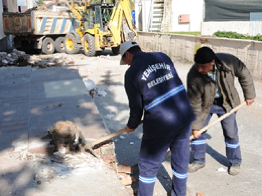 Mersin'de kaçak yapılar yıkılıyor