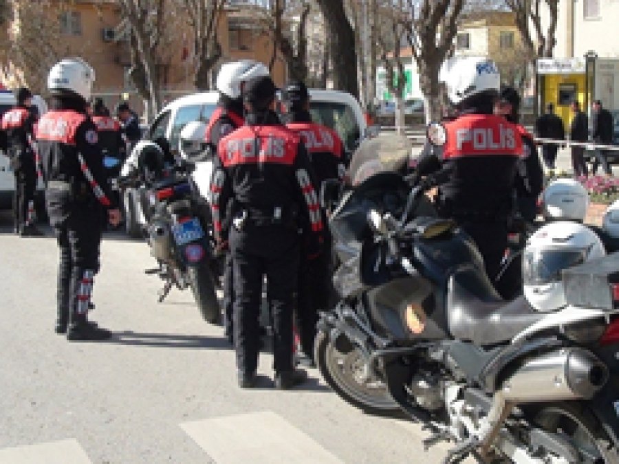 Gaziantep’te bayrak indirme eylemi 