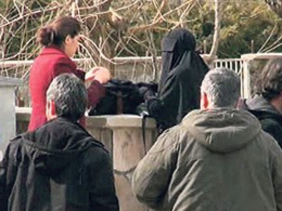 Çarşaflı kadına 'makul şüphe' araması