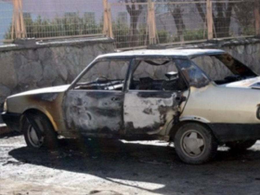 Elazığ'da 3 otomobil kundaklandı
