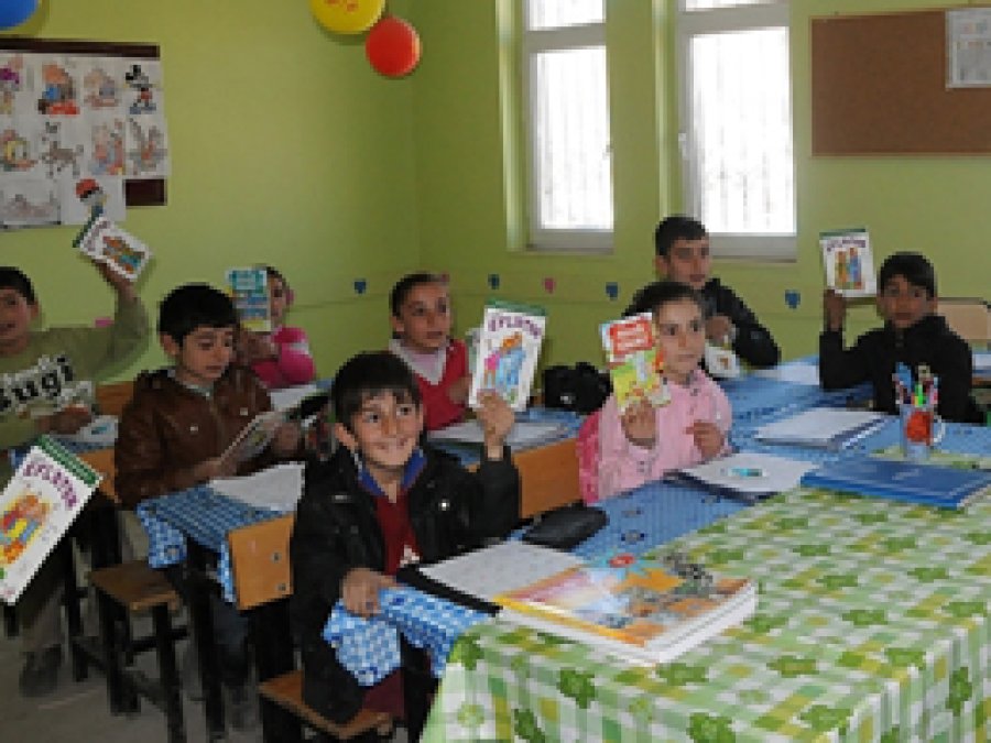Öğrenciler için toplanan kitaplar teslim edildi