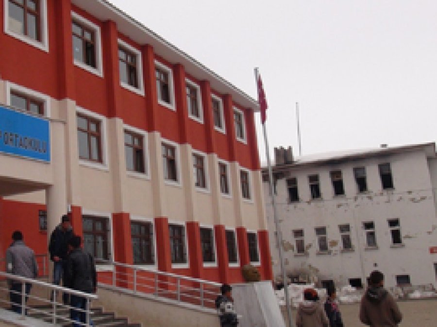 Metruk bina bağımlıların meskeni oldu