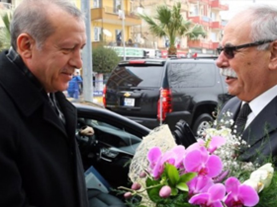 CHP'li Gökhan Erdoğan'ı çiçekle karşıladı