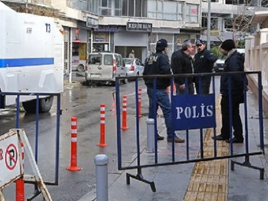 Paralel yapı operasyonunda 2 polis aranıyor