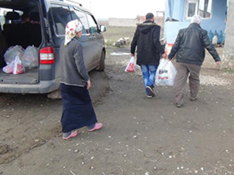 Doğubayazıt'ta muhtaç ailelere yardım dağıtıldı