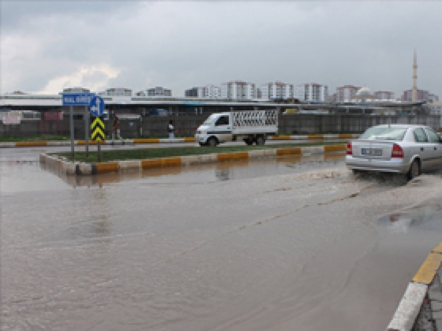 Yağışlar caddeleri göle çevirdi