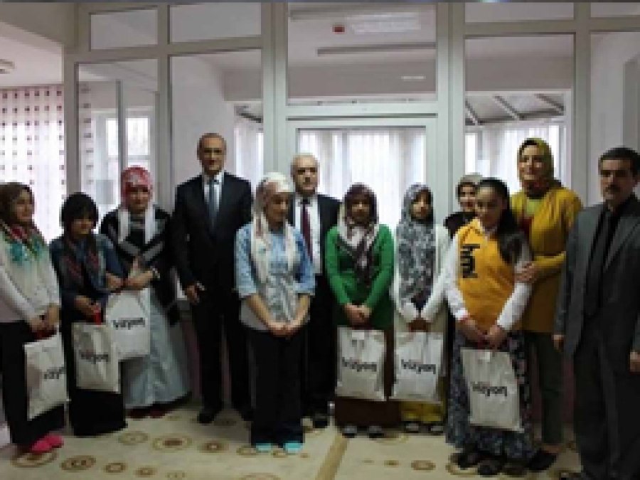 Bingöl  Müftüsü çocukları sevindirdi
