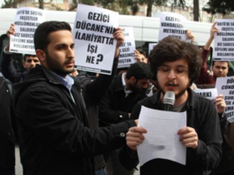 Öğrenciler Cündioğlu’nun konferansını protesto etti
