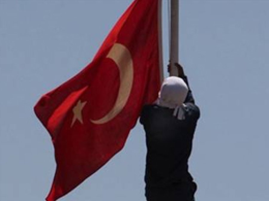 Bayrak indiren sanığa 13 yıl ceza verildi