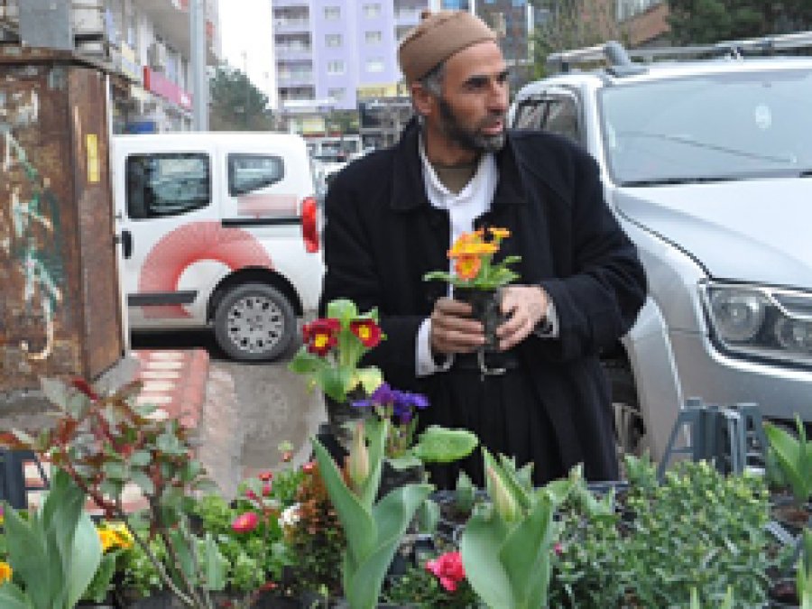 Çiçek satarak 11 kişilik nüfusunu geçindiriyor