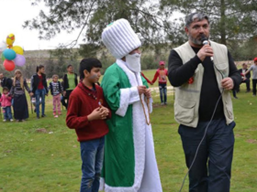 Viranşehir'de yetimler doyasıya eğlendi