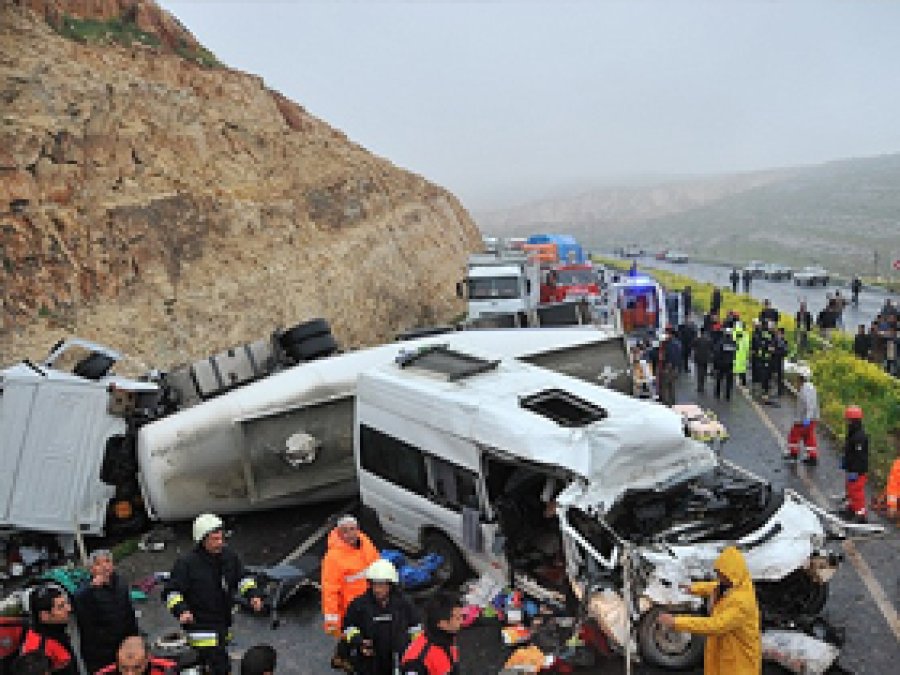 Urfa'da zincirleme trafik kazası: 12 ölü