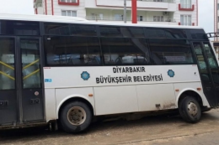 Ergani’de Belediye Halk Otobüsü çukura düştü