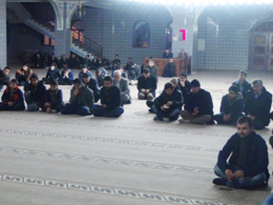 Bingöl’de gençler sabah namazında bir araya geldi