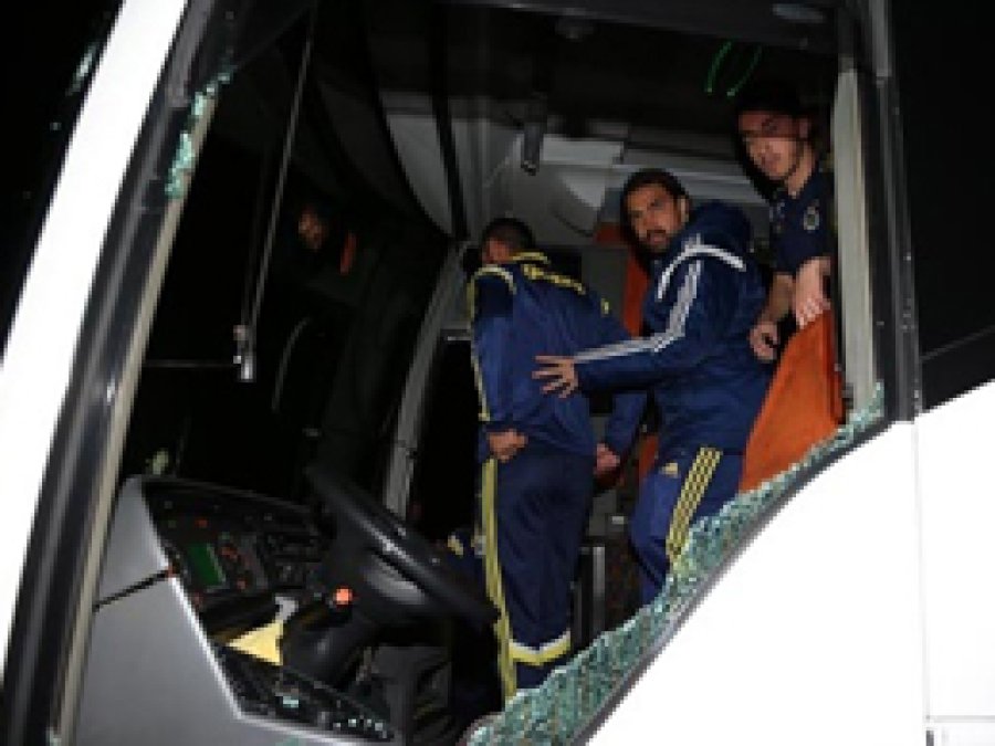 Fenerbahçe otobüsüne saldırı