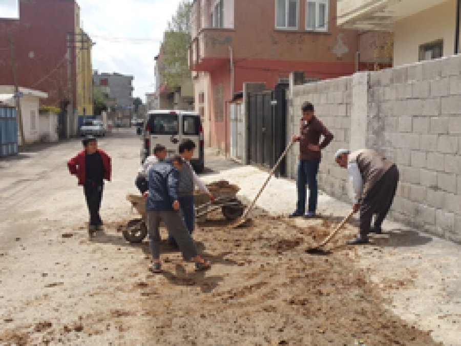 Yollarda oluşan çukurlar mahalleliyi isyan ettirdi