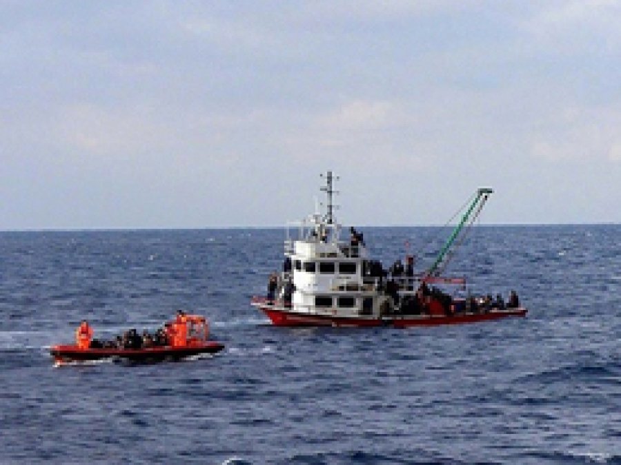 Muğla'da kaçakları taşıyan tekne battı