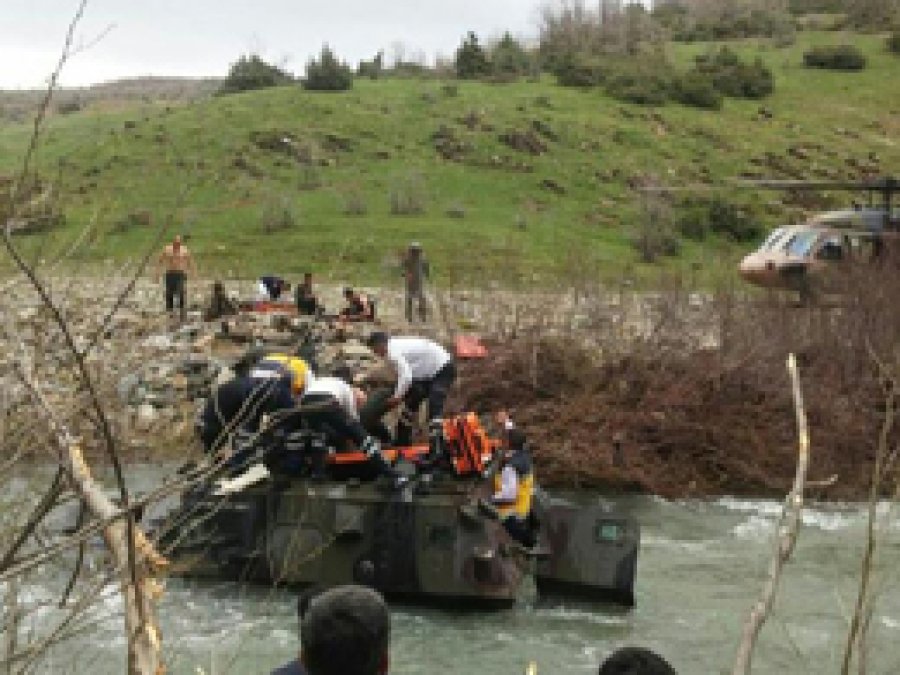 Bingöl’de askeri araç kaza yaptı: 12 yaralı
