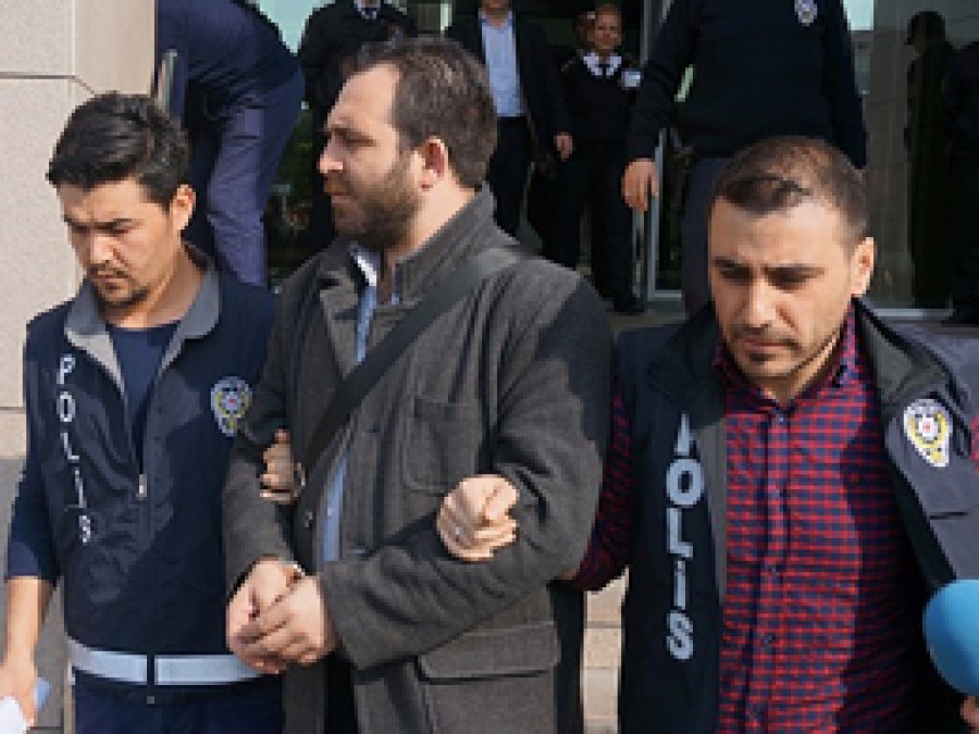 Sahte kimlikle adliyeye giren 2 kişi tutuklandı
