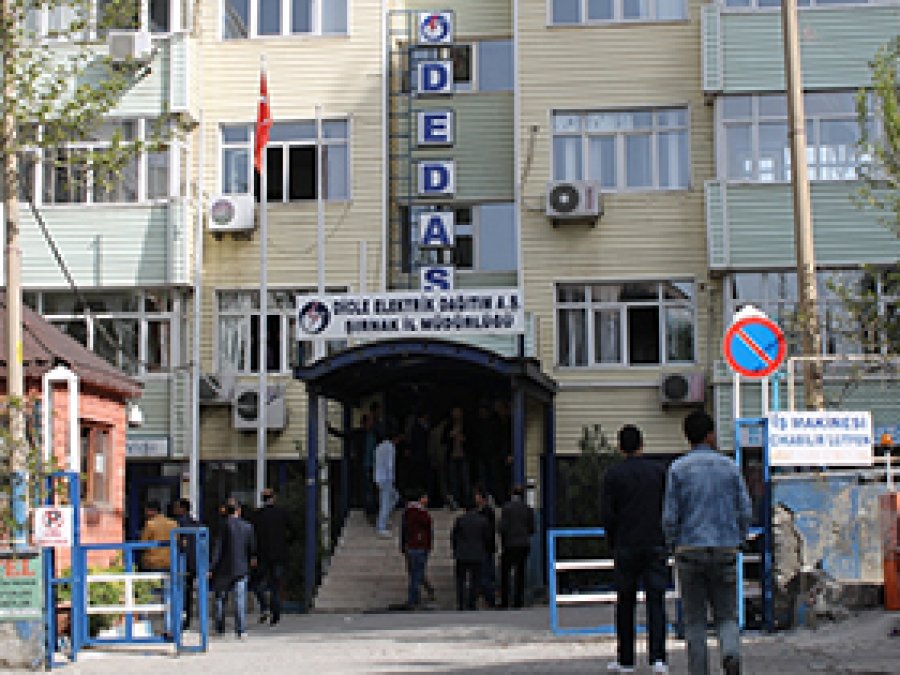 DEDAŞ işçileri DEDAŞ'ı protesto etti