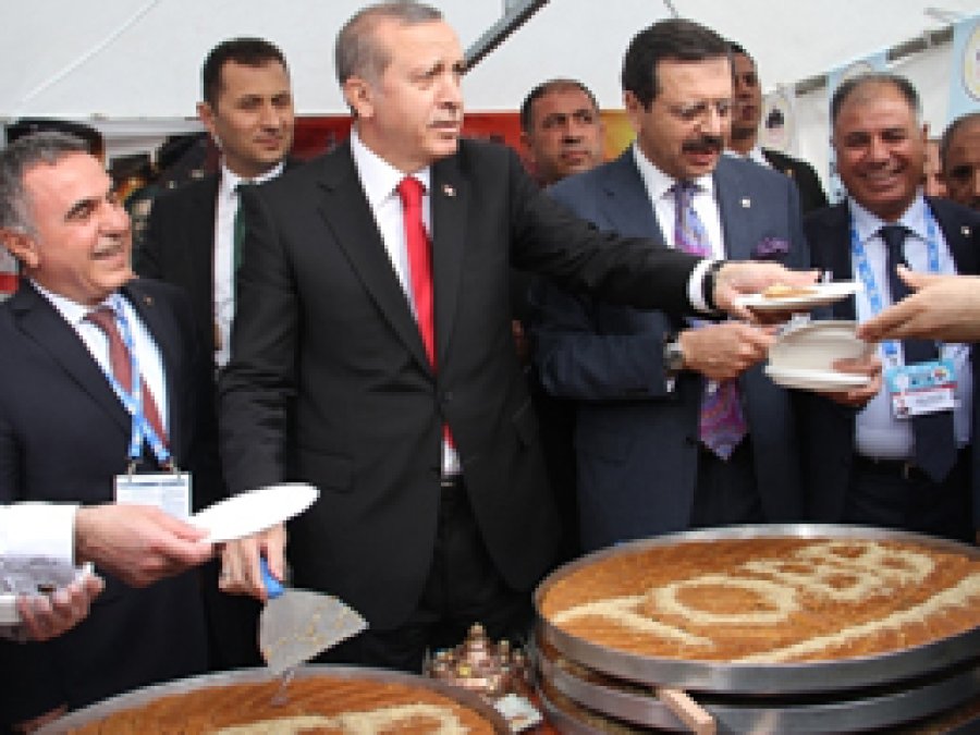 Cumhurbaşkanı Erdoğan Diyarbakır Kadayıfı dağıttı